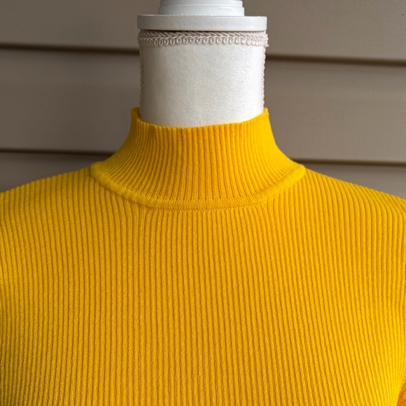 •H&M Divided• Mock Neck Cropped Top - Size Medium - Picture 3 of 7